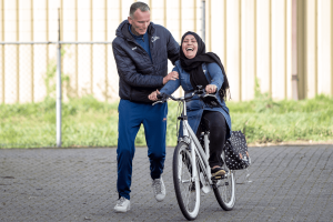 Vluchtelingen leren fietsen in Gemeente Lingewaard - twctverzetje.nl